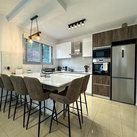Modern 2Br Apartment With Pool, Veranda & Garden In Paphos Buitenkant foto