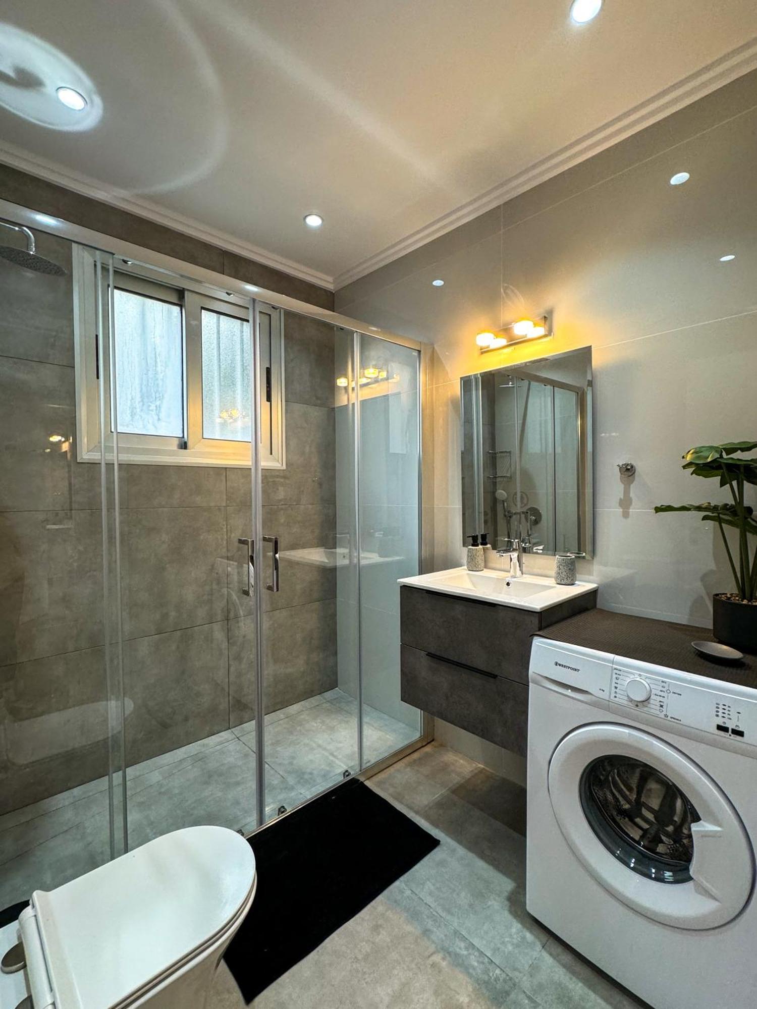 Modern 2Br Apartment With Pool, Veranda & Garden In Paphos Buitenkant foto