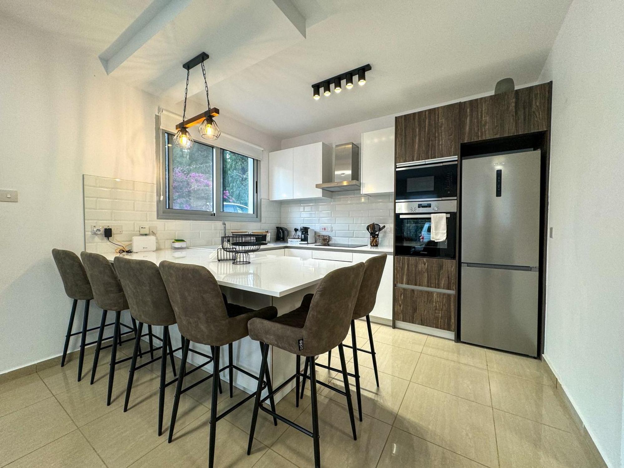 Modern 2Br Apartment With Pool, Veranda & Garden In Paphos Buitenkant foto