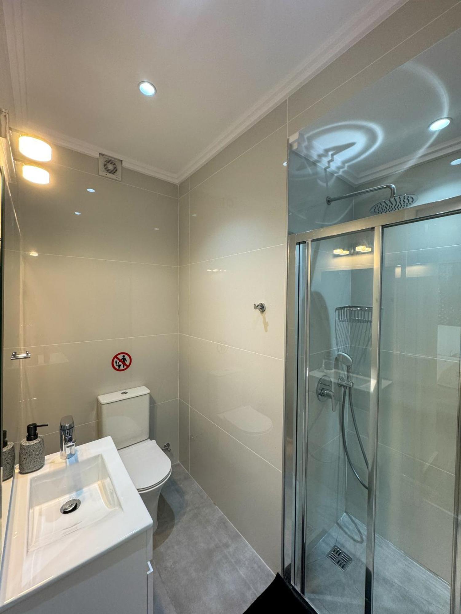 Modern 2Br Apartment With Pool, Veranda & Garden In Paphos Buitenkant foto