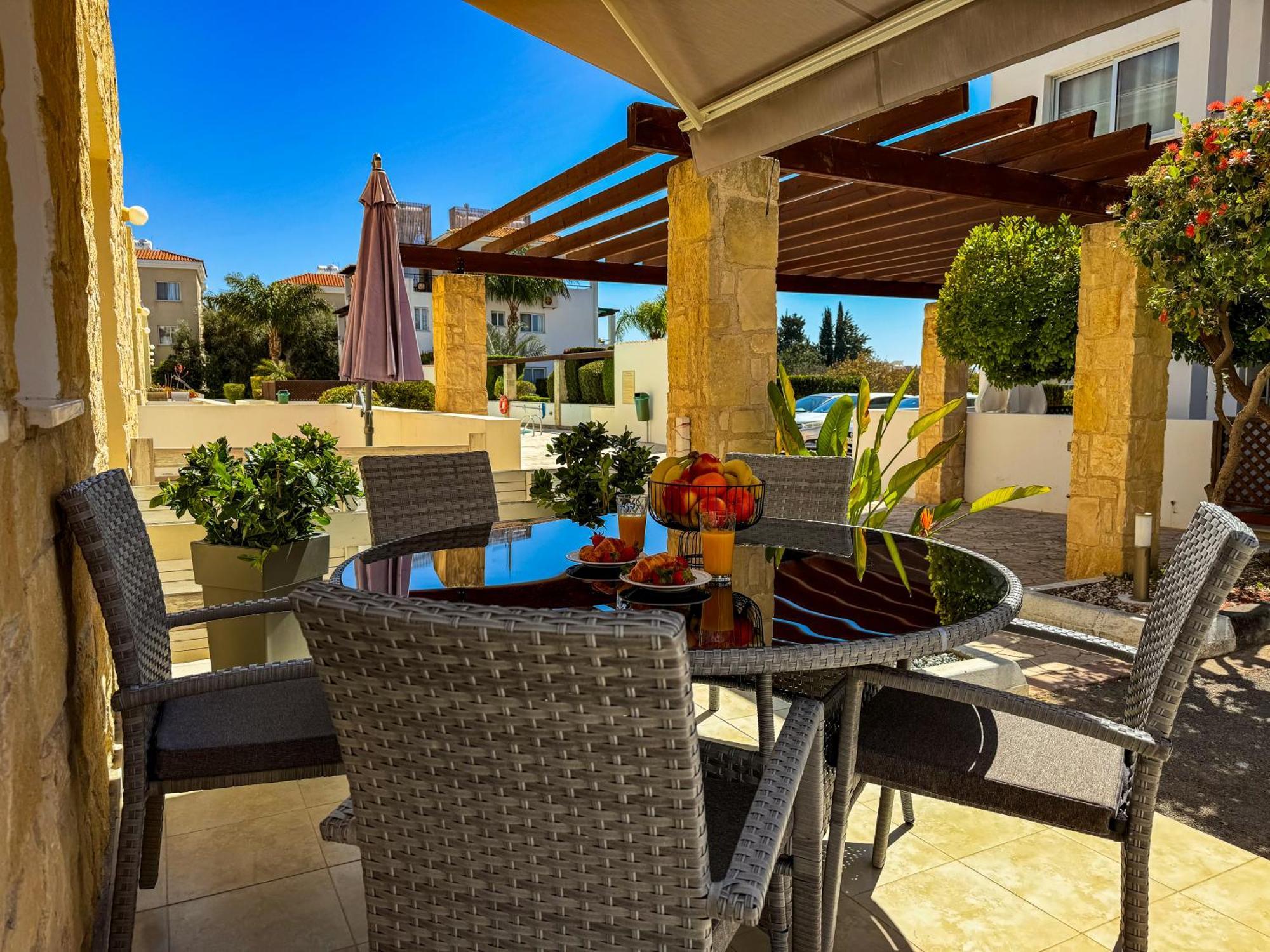 Modern 2Br Apartment With Pool, Veranda & Garden In Paphos Buitenkant foto