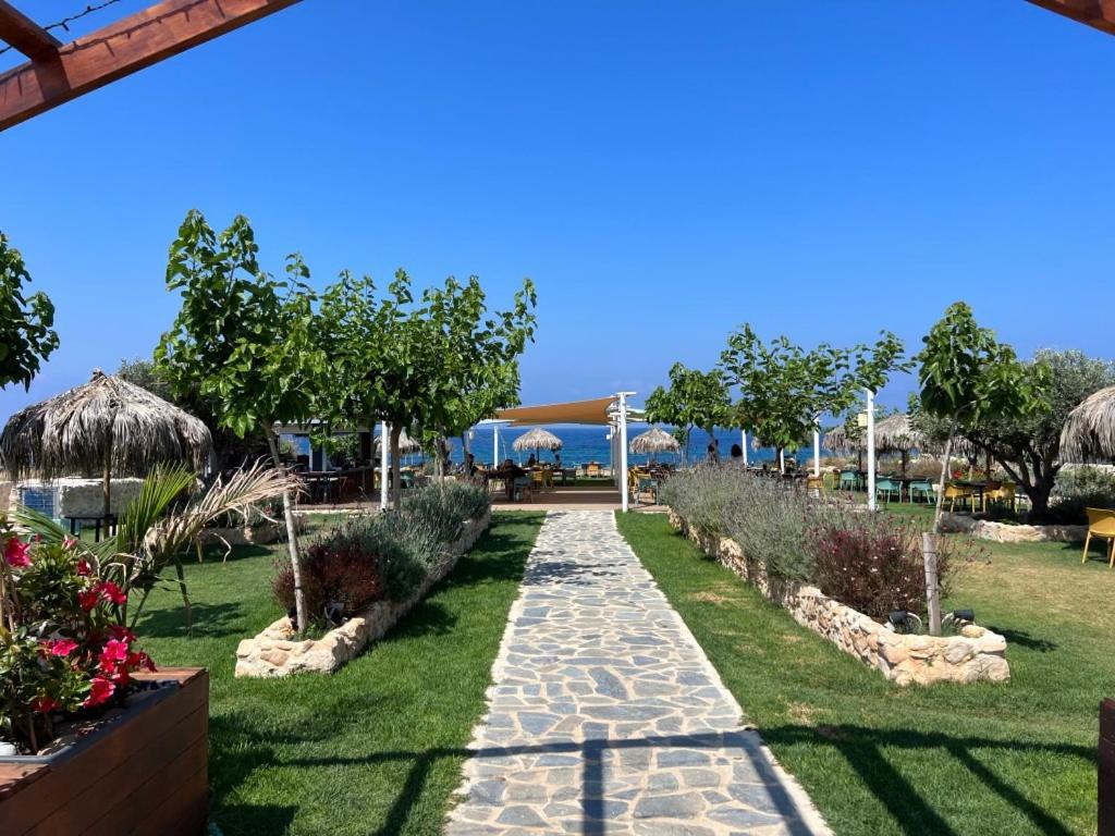 Modern 2Br Apartment With Pool, Veranda & Garden In Paphos Buitenkant foto