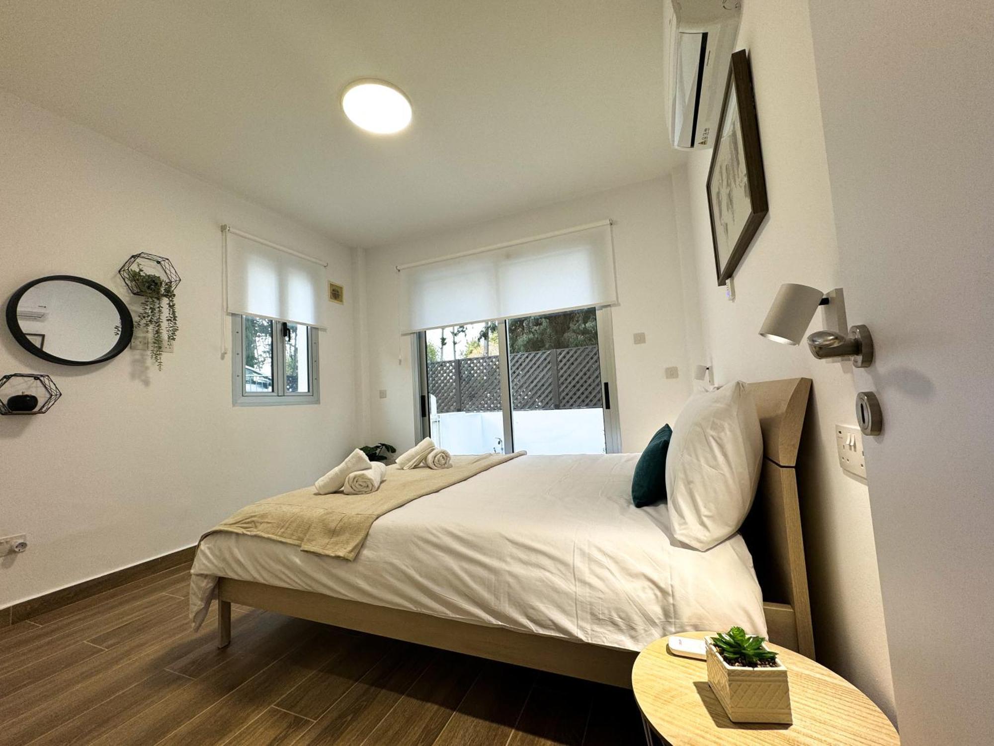 Modern 2Br Apartment With Pool, Veranda & Garden In Paphos Buitenkant foto