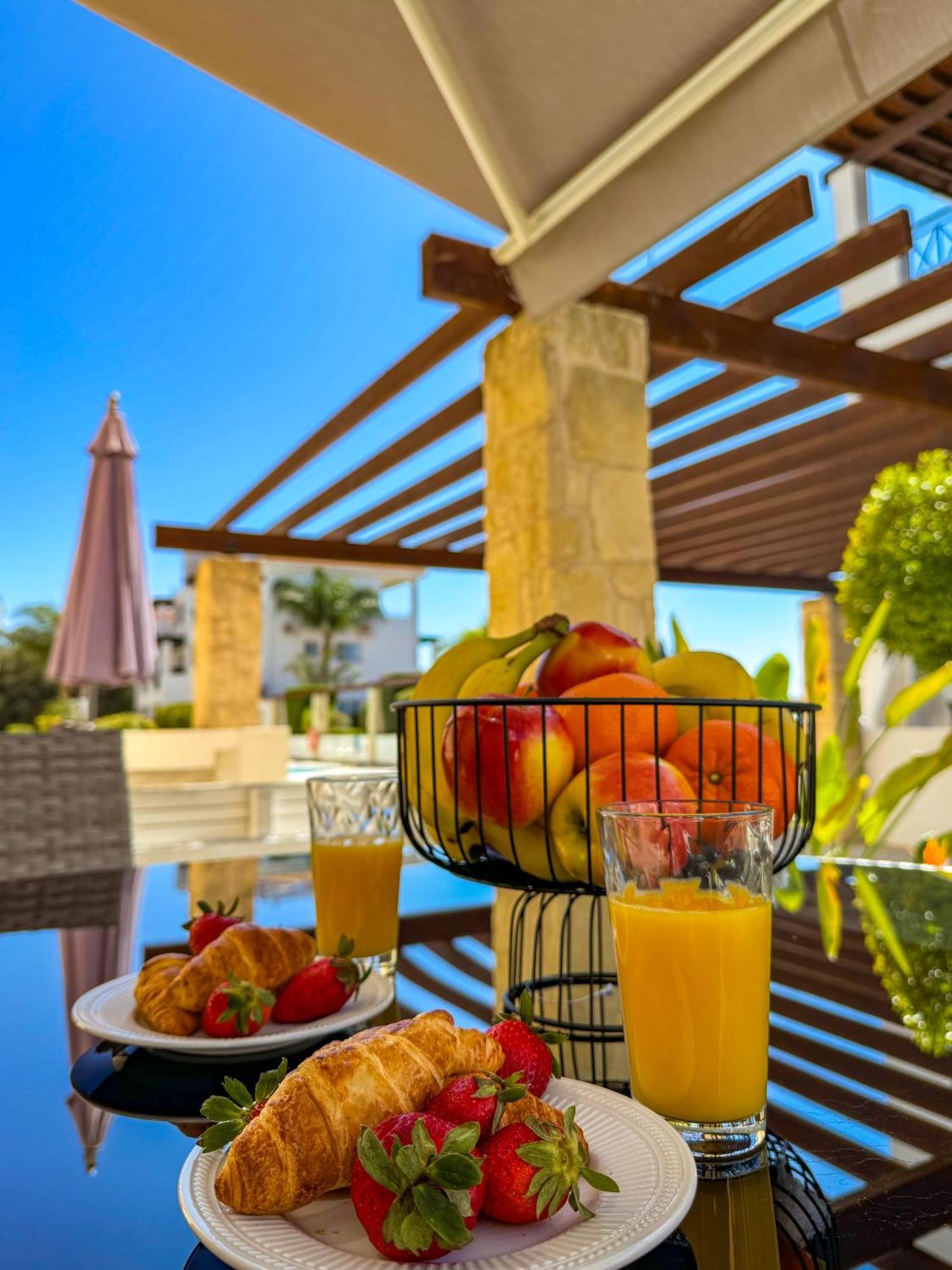 Modern 2Br Apartment With Pool, Veranda & Garden In Paphos Buitenkant foto