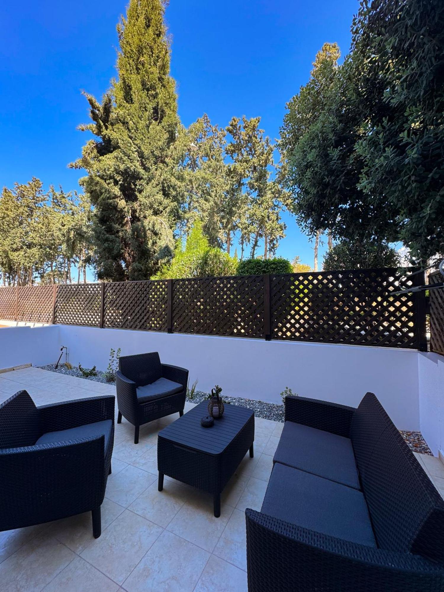 Modern 2Br Apartment With Pool, Veranda & Garden In Paphos Buitenkant foto